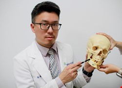 菸檳數十載 未癒潰瘍罹四期口腔癌  中醫大創新手術輔以鈦金屬骨板 助病人咬合重建正常進食